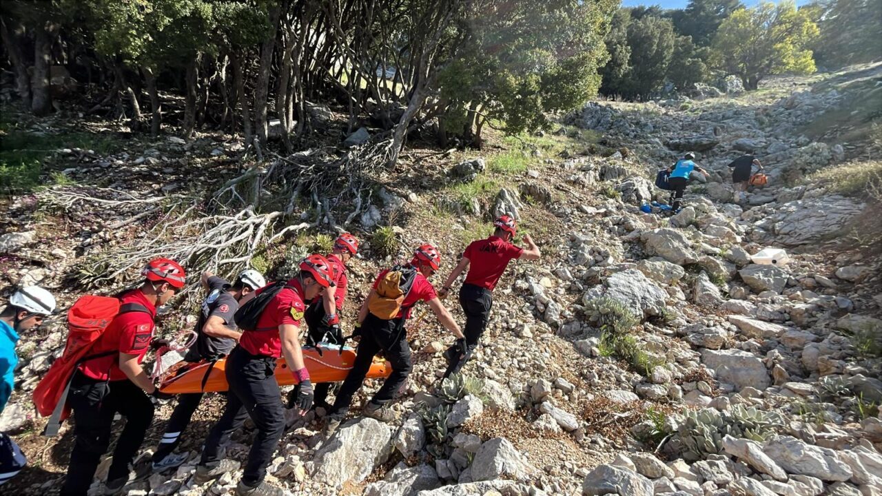 MUĞLA (AA) – Muğla'nın Fethiye ilçesinde yamaç paraşütü yaparken kayalık