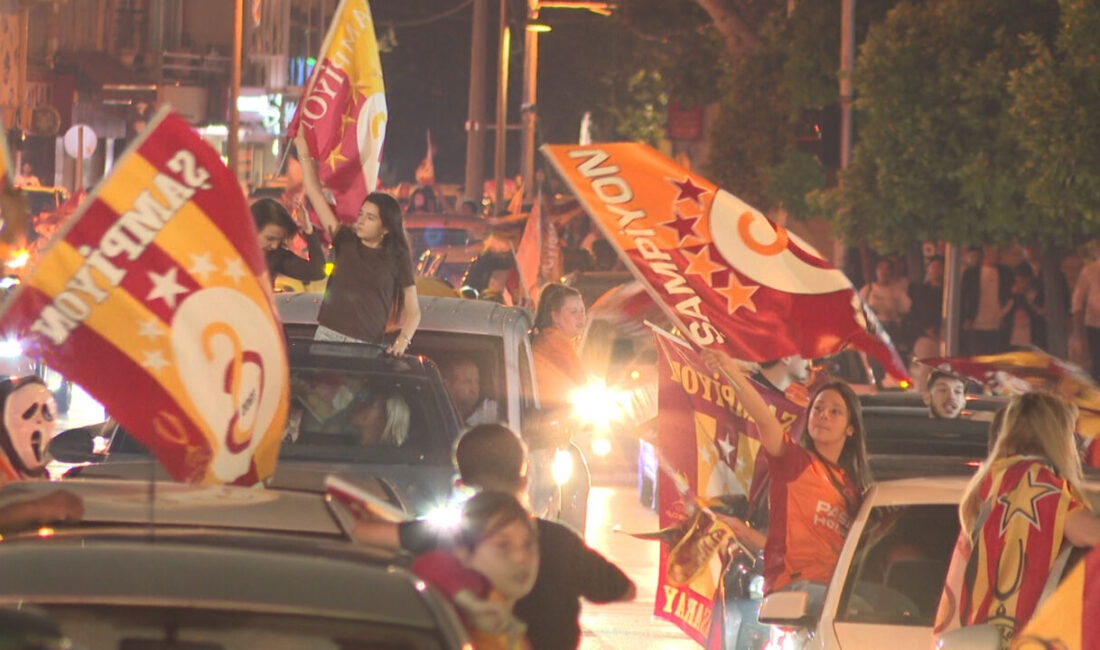 ANTALYA (AA) – Galatasaraylı taraftarlar, takımlarının 26. şampiyonluğunu Antalya'da coşkuyla