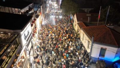 - Taksim Meydanı ve İstiklal Caddesi'ne gelen taraftarlar, tezahüratta bulundu,