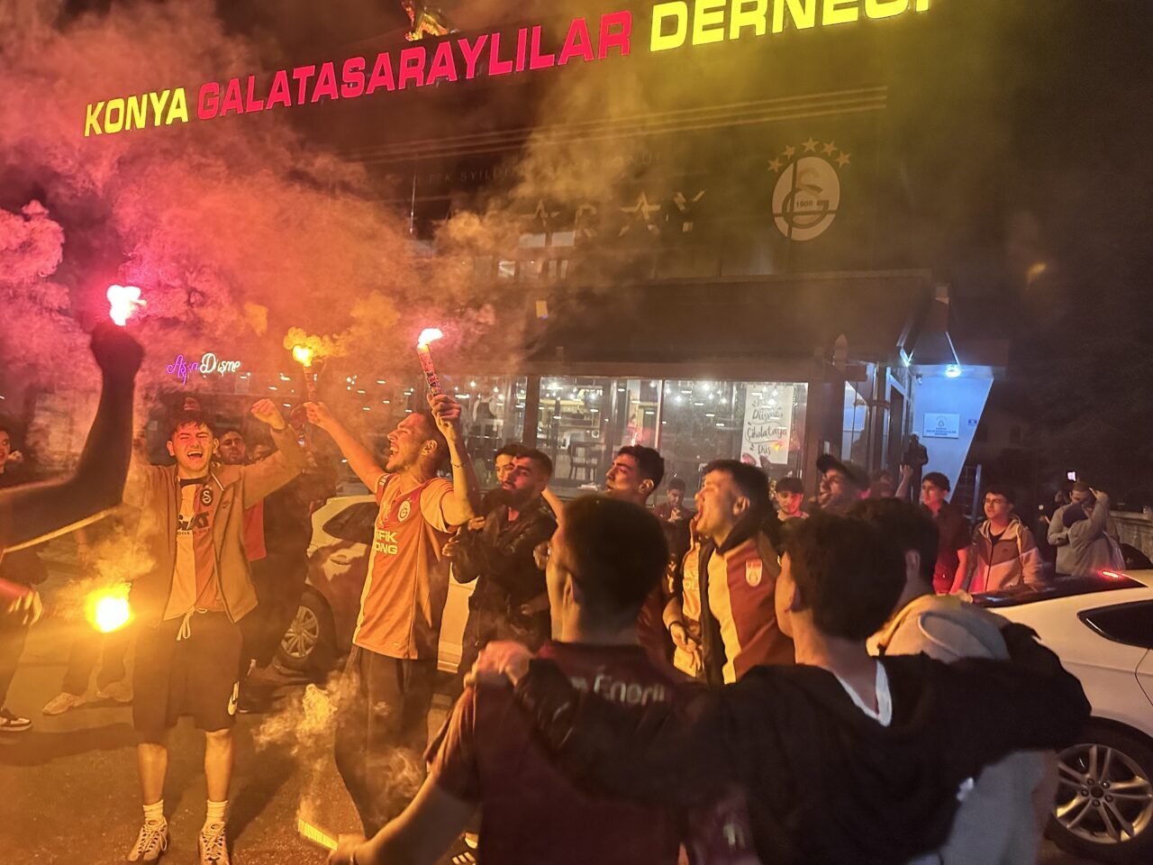 KONYA (AA) – Konya'da sarı-kırmızılı taraftarlar, Galatasaray'ın Trendyol Süper Lig'de