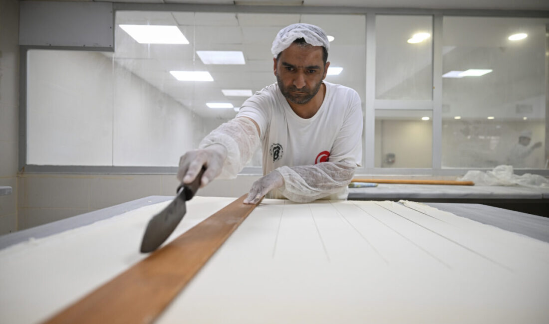 - Baklava üreticisi Ömer Faruk Çiftçi:
- "Gaziantep genelinde rutin üretimimiz