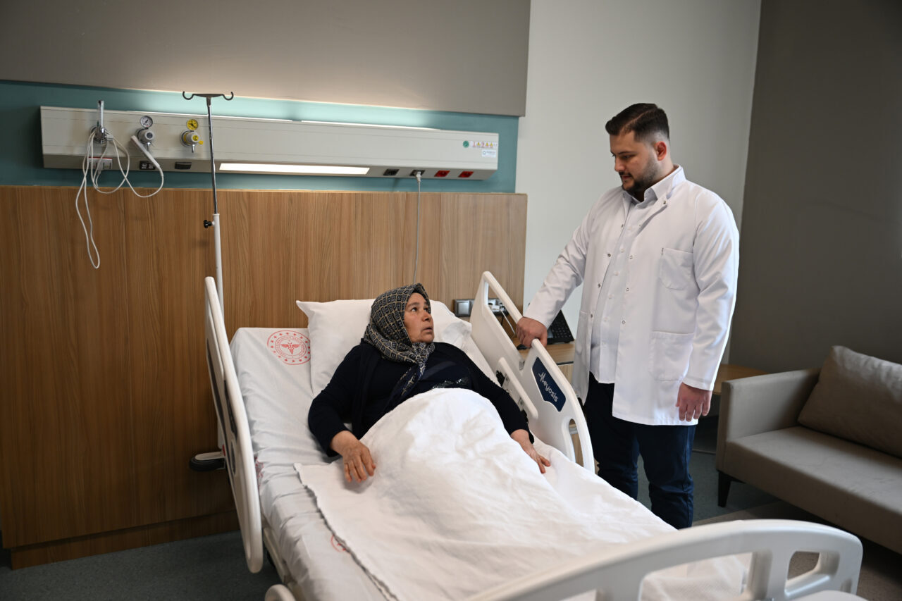 GAZİANTEP (AA) – Gaziantep'te ağrıları nedeniyle uyuyamayan 61 yaşındaki kadın,