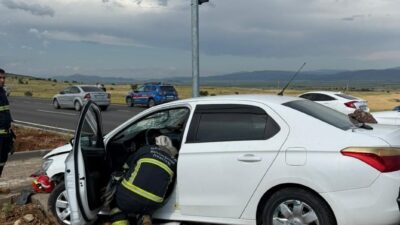 GAZİANTEP (AA) – Gaziantep'in İslahiye ilçesinde iki otomobilin çarpıştığı trafik