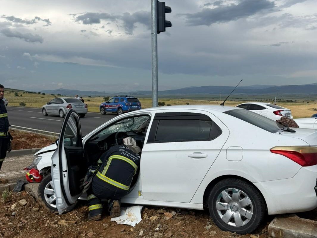 GAZİANTEP (AA) – Gaziantep'in İslahiye ilçesinde iki otomobilin çarpıştığı trafik