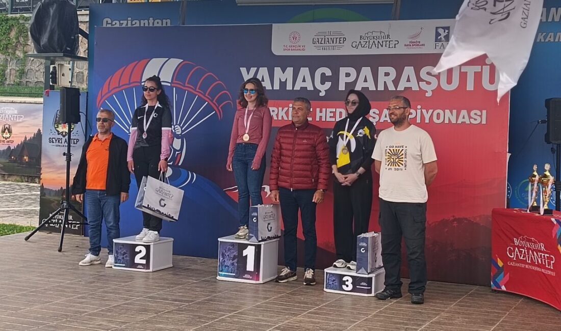 GAZİANTEP (AA) – Gaziantep'in Nurdağı ilçesinde yapılan Türkiye Yamaç Paraşütü