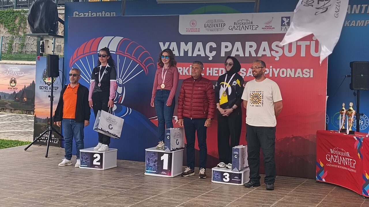 GAZİANTEP (AA) – Gaziantep'in Nurdağı ilçesinde yapılan Türkiye Yamaç Paraşütü