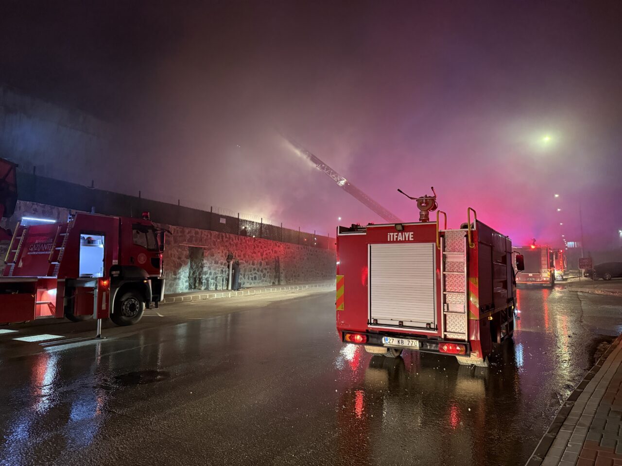 GAZİANTEP (AA) – Gaziantep'te mobilya fabrikasında çıkan yangına itfaiye ekipleri