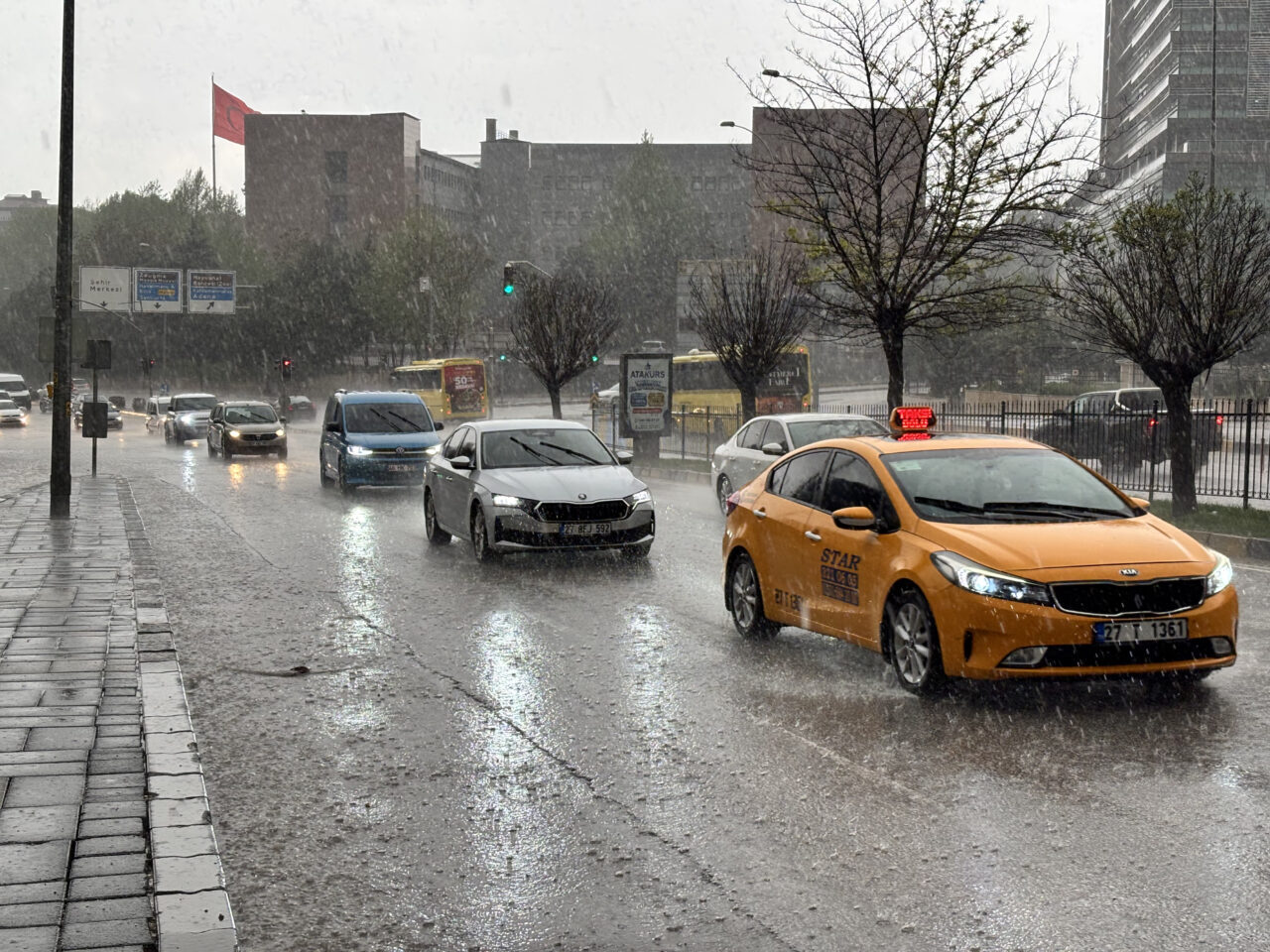 GAZİANTEP (AA) – Gaziantep'te sağanak günlük yaşamı olumsuz etkiledi. Kentte