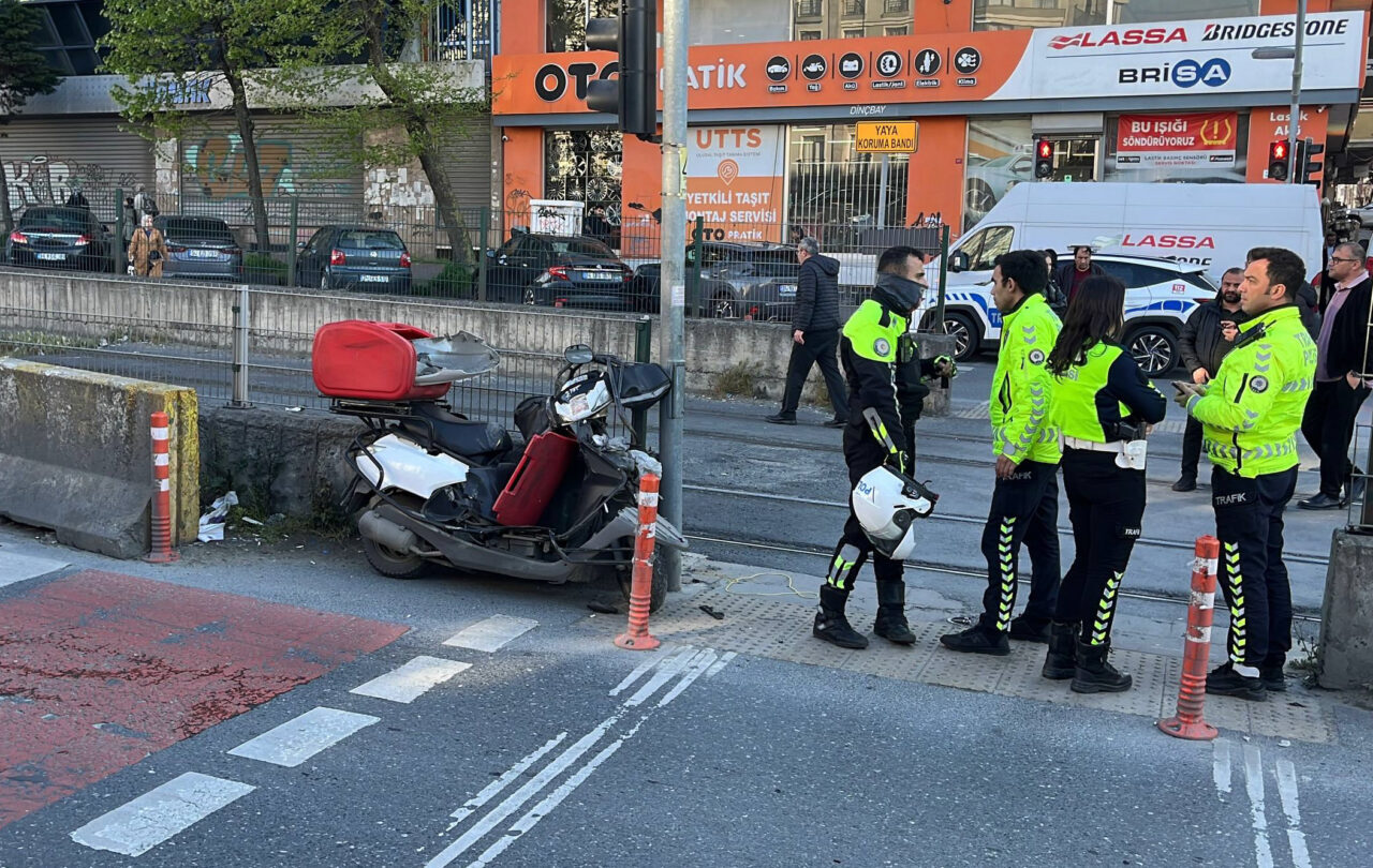 İSTANBUL (AA) – Gaziosmanpaşa'da tramvayla çarpışan motosikletin sürücüsü ağır yaralandı.