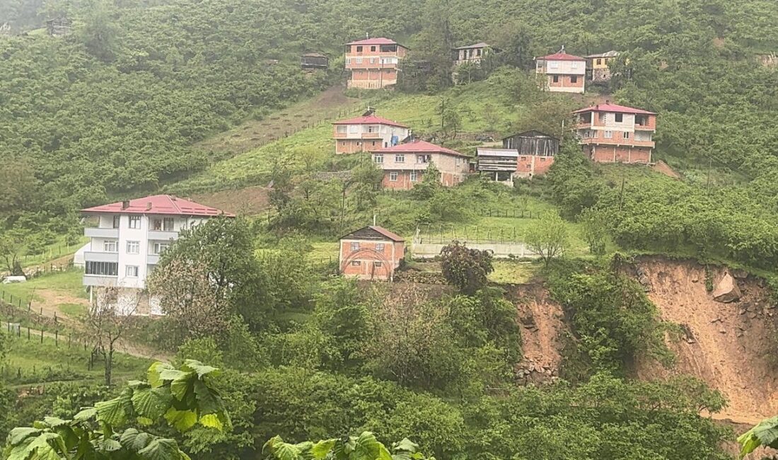 GİRESUN (AA) – Giresun'un Bulancak ilçesinde meydana gelen heyelan nedeniyle