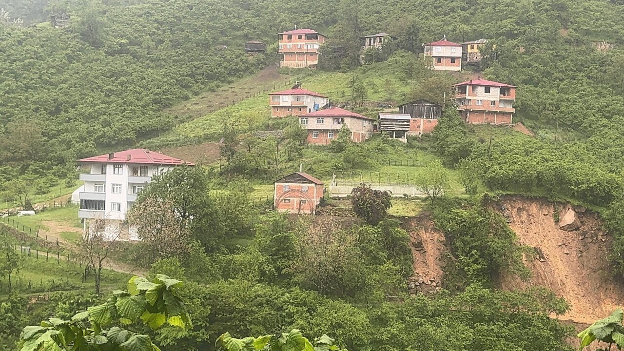 GİRESUN (AA) – Giresun'un Bulancak ilçesinde meydana gelen heyelan nedeniyle