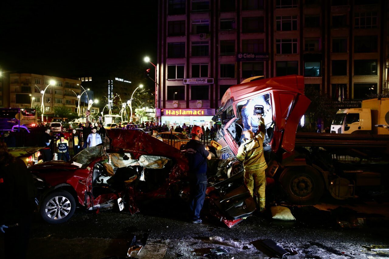GİRESUN (AA) – Giresun'da tırın iki otomobile çarptığı trafik kazasında