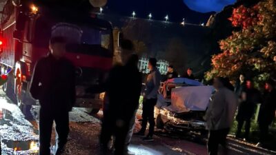 GÜMÜŞHANE (AA) – Gümüşhane'nin Kürtün ilçesinde otomobil ile kamyonun çarpıştığı