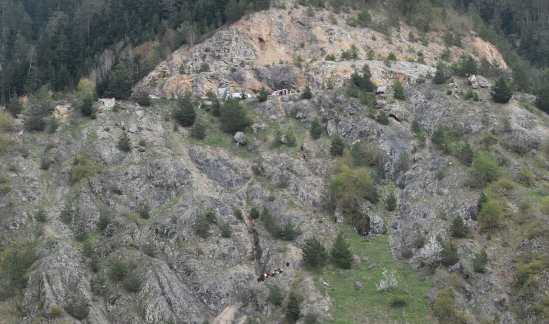 GÜMÜŞHANE (AA) – Gümüşhane'nin Torul ilçesinde uçuruma yuvarlanan motosiklet sürücüsü