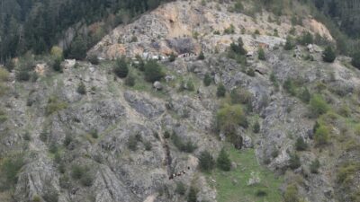 GÜMÜŞHANE (AA) – Gümüşhane'nin Torul ilçesinde uçuruma yuvarlanan motosiklet sürücüsü