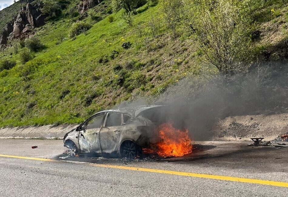 GÜMÜŞHANE (AA) – Gümüşhane'de bir otomobilde çıkan yangın söndürüldü. Serdar