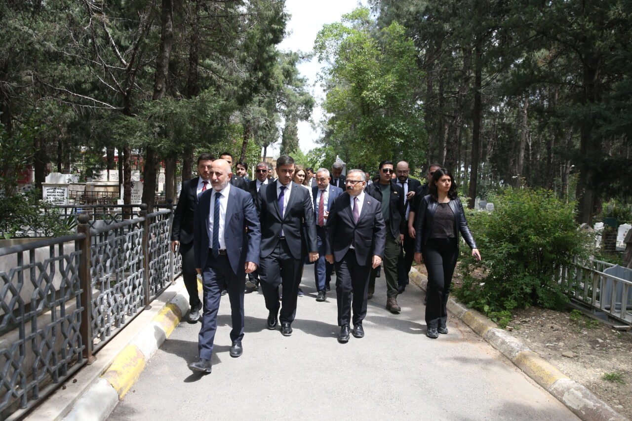 - Komisyon Başkanı Yusuf Beyazıt:
- "Araştırma komisyonu, buna benzer olayların