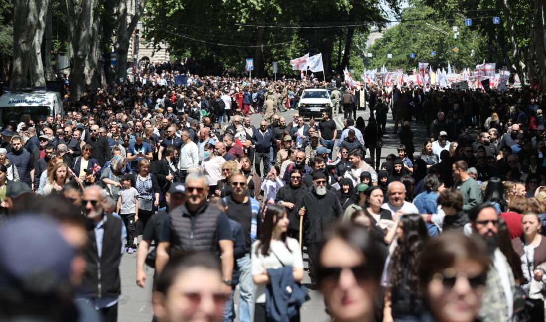 TİFLİS (AA) – Gürcistan'ın başkenti Tiflis'te on binlerce kişi, "Aile
