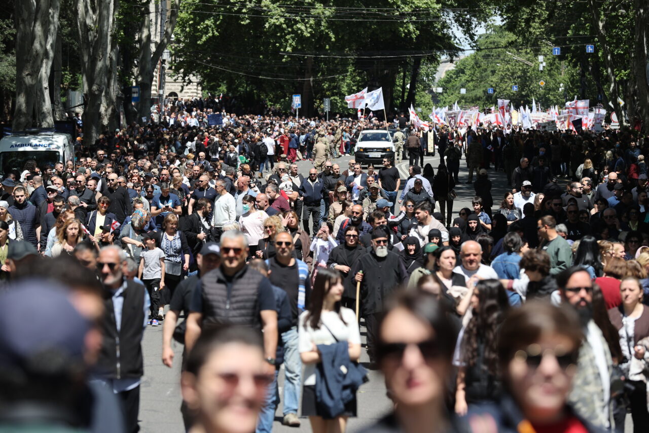 TİFLİS (AA) – Gürcistan'ın başkenti Tiflis'te on binlerce kişi, "Aile