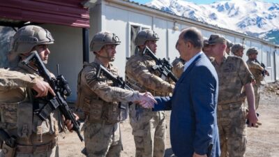HAKKARİ (AA) – Hakkari Valisi İbrahim Taşyapan, güvenlik güçlerinin Kurban