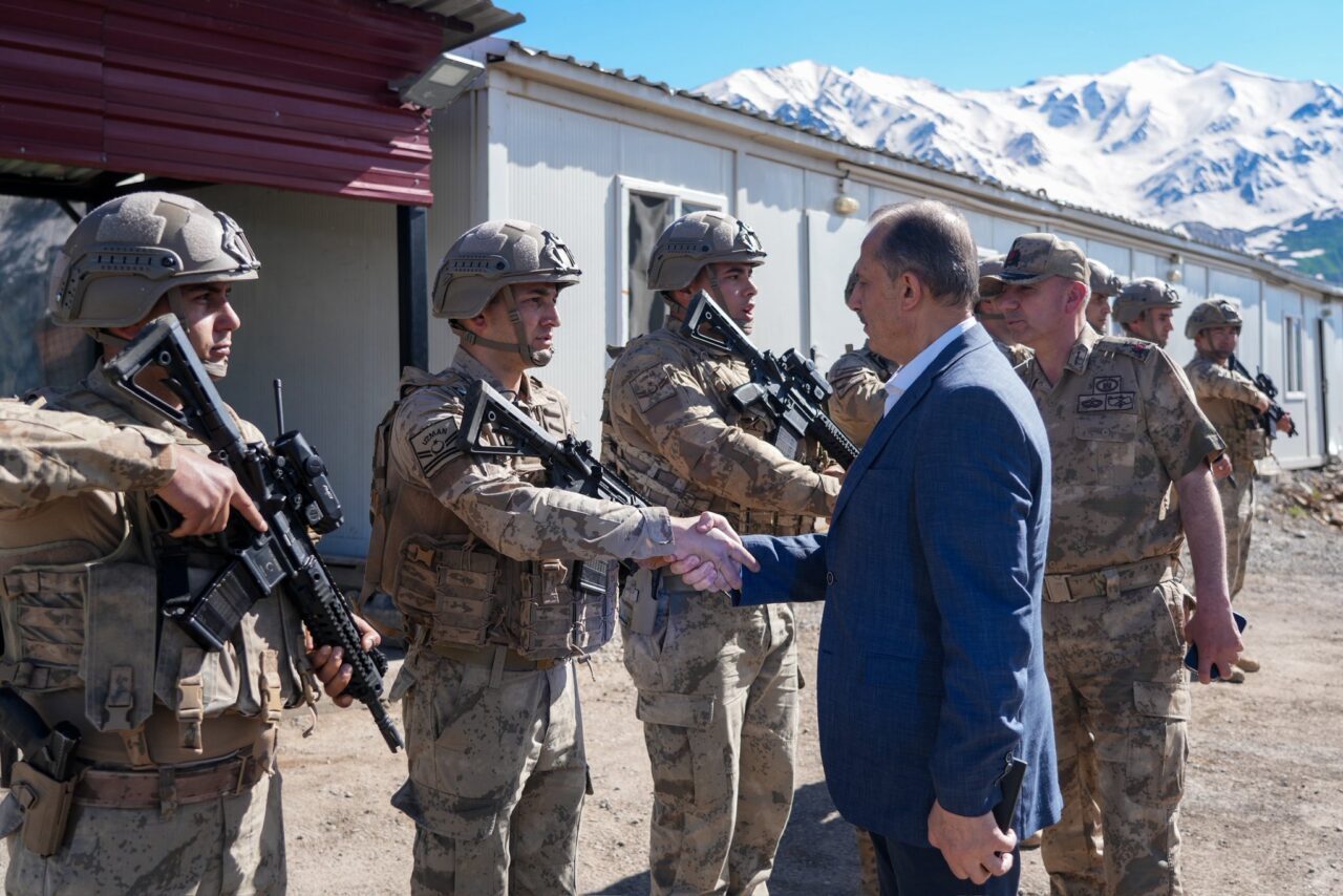 HAKKARİ (AA) – Hakkari Valisi İbrahim Taşyapan, güvenlik güçlerinin Kurban