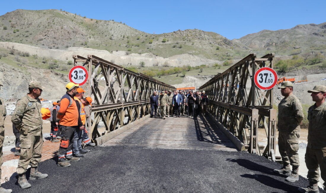 HAKKARİ (AA) – Hakkari'de meydana gelen heyelan sonucu ulaşıma kapanan
