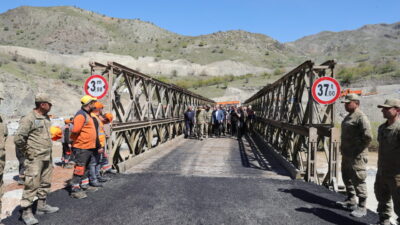 HAKKARİ (AA) – Hakkari'de meydana gelen heyelan sonucu ulaşıma kapanan