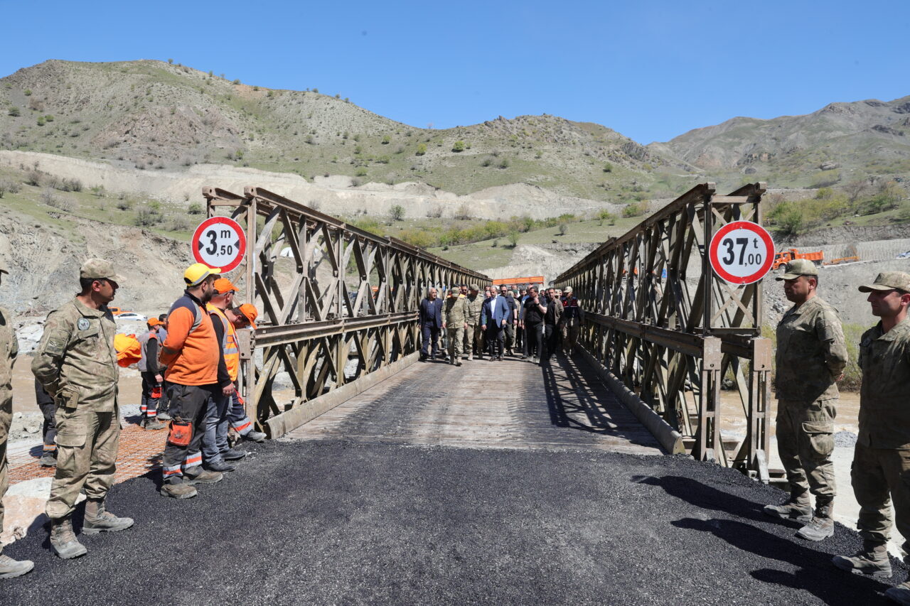 HAKKARİ (AA) – Hakkari'de meydana gelen heyelan sonucu ulaşıma kapanan
