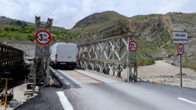 HAKKARİ (AA) – Hakkari'de meydana gelen heyelan sonucu ulaşıma kapanan