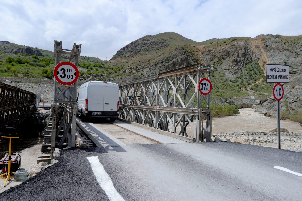 HAKKARİ (AA) – Hakkari'de meydana gelen heyelan sonucu ulaşıma kapanan