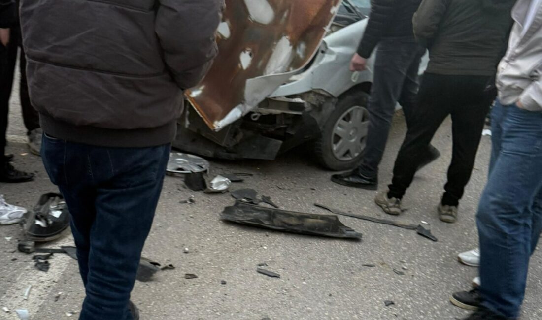 HAKKARİ (AA) – Hakkari'nin Yüksekova ilçesinde 3 hafif ticari aracın