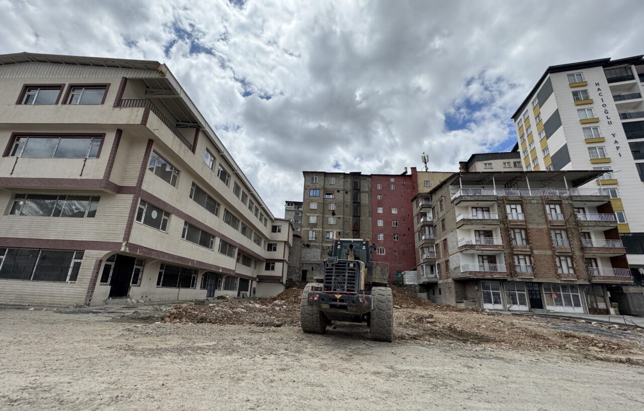 HAKKARİ (AA) – Hakkari'de, yolda ve çevrede oluşan çatlaklar nedeniyle