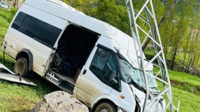HAKKARİ (AA) – Hakkari'nin Şemdinli ilçesinde minibüsün elektrik direğine çarpması