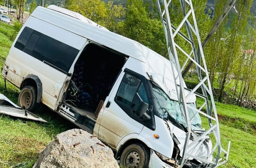 HAKKARİ (AA) – Hakkari'nin Şemdinli ilçesinde minibüsün elektrik direğine çarpması