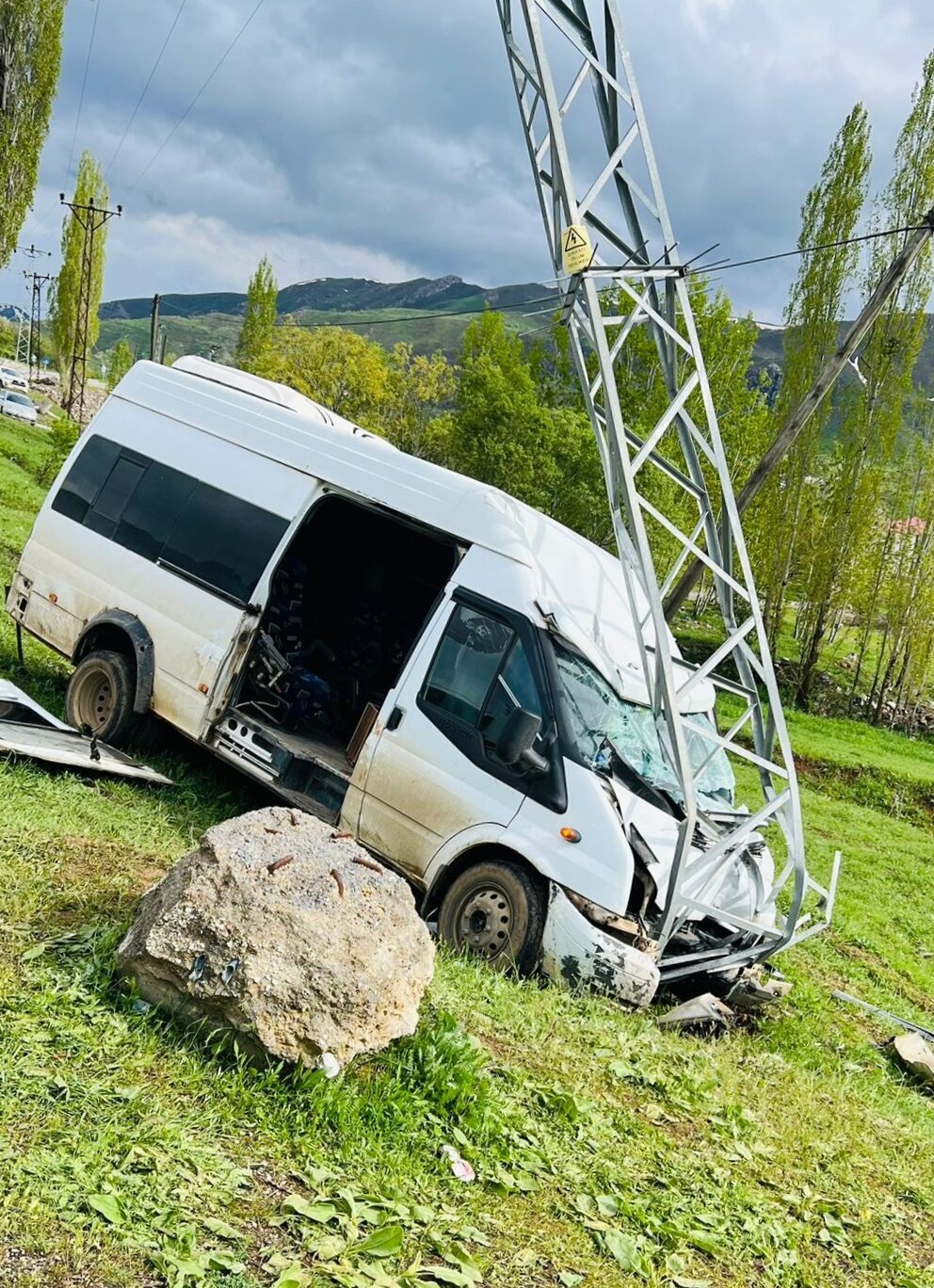 HAKKARİ (AA) – Hakkari'nin Şemdinli ilçesinde minibüsün elektrik direğine çarpması