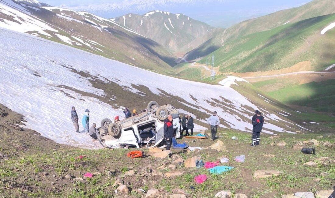 HAKKARİ (AA) – Hakkari'nin Yüksekova ilçesinde minibüsün şarampole devrilmesi sonucu