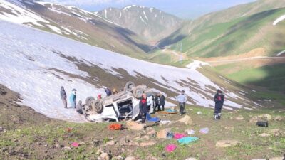 HAKKARİ (AA) – Hakkari'nin Yüksekova ilçesinde minibüsün şarampole devrilmesi sonucu