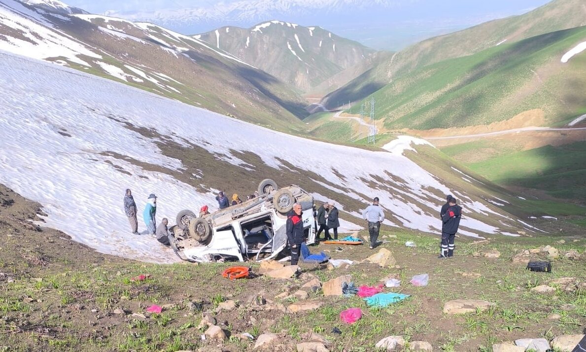 HAKKARİ (AA) – Hakkari'nin Yüksekova ilçesinde minibüsün şarampole devrilmesi sonucu