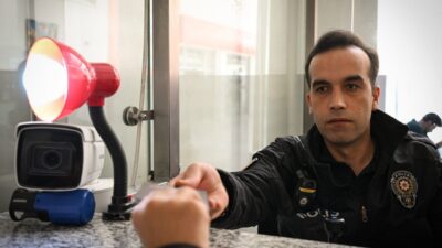 HAKKARİ (AA) – Hakkari'de sınır kapılarında görevli İl Emniyet Müdürlüğü