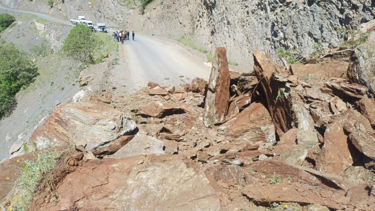 HAKKARİ (AA) – Hakkari'nin Şemdinli-Derecik kara yoluna düşen kaya parçaları,
