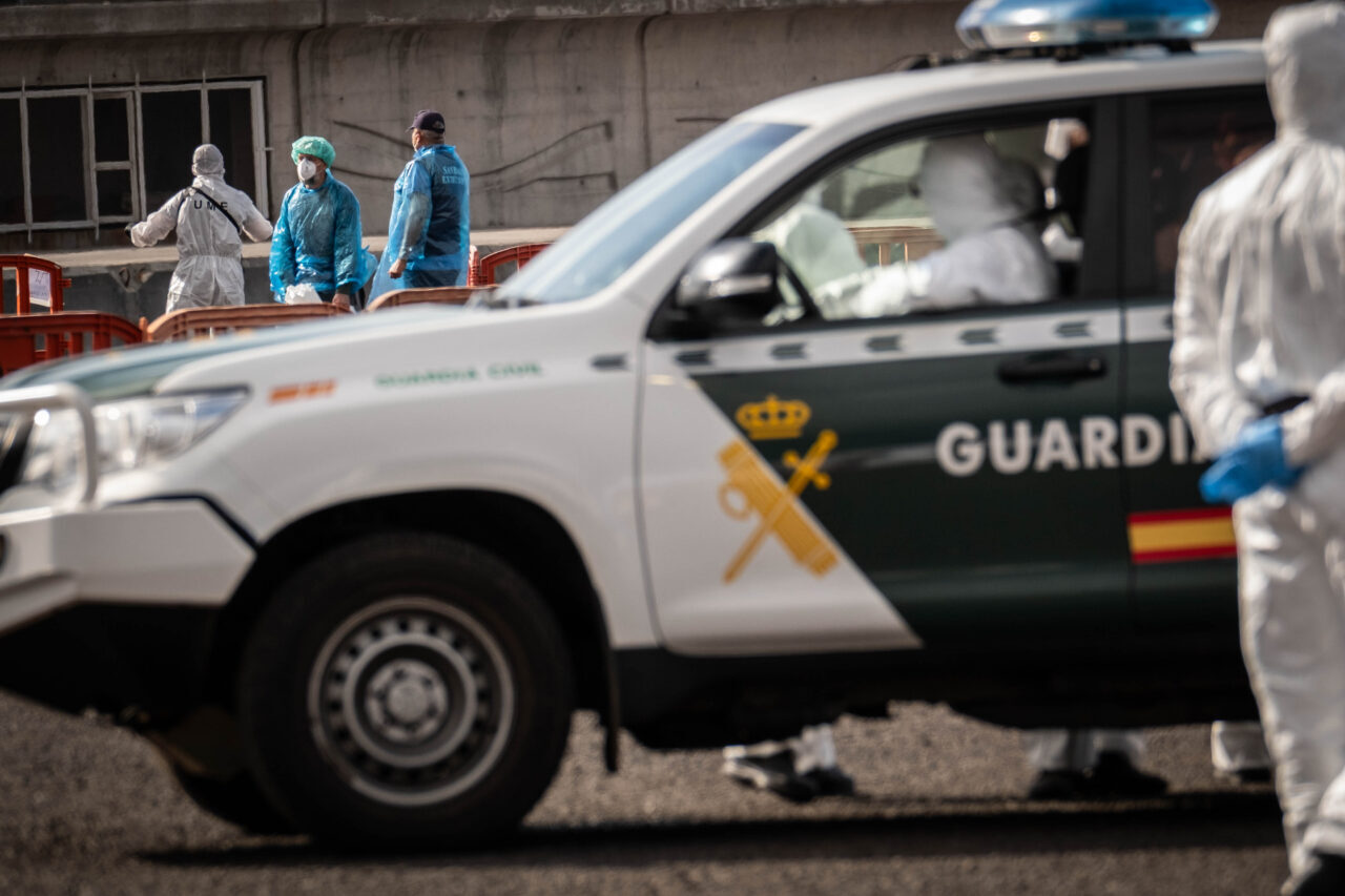 - Gemiden ilk önce 14 İspanyol yolcu ile Cabo Verde'de
