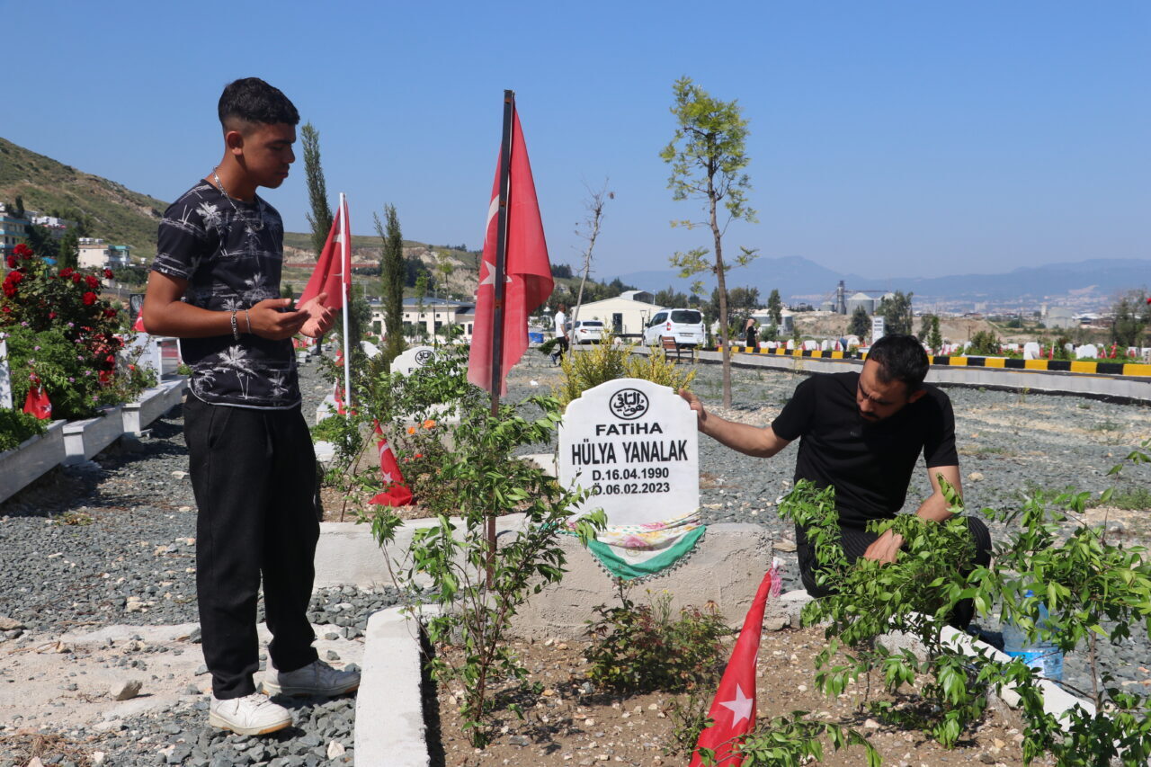 HATAY (AA) – Hatay'da 6 Şubat 2023'teki depremlerde yakınlarını kaybedenler,