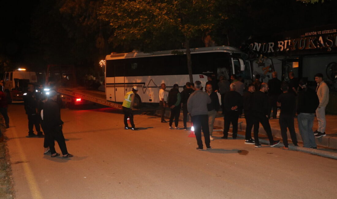 HATAY (AA) – Hatay'ın Defne ilçesinde midibüsün hafif ticari araca