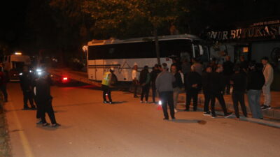 HATAY (AA) – Hatay'ın Defne ilçesinde midibüsün hafif ticari araca