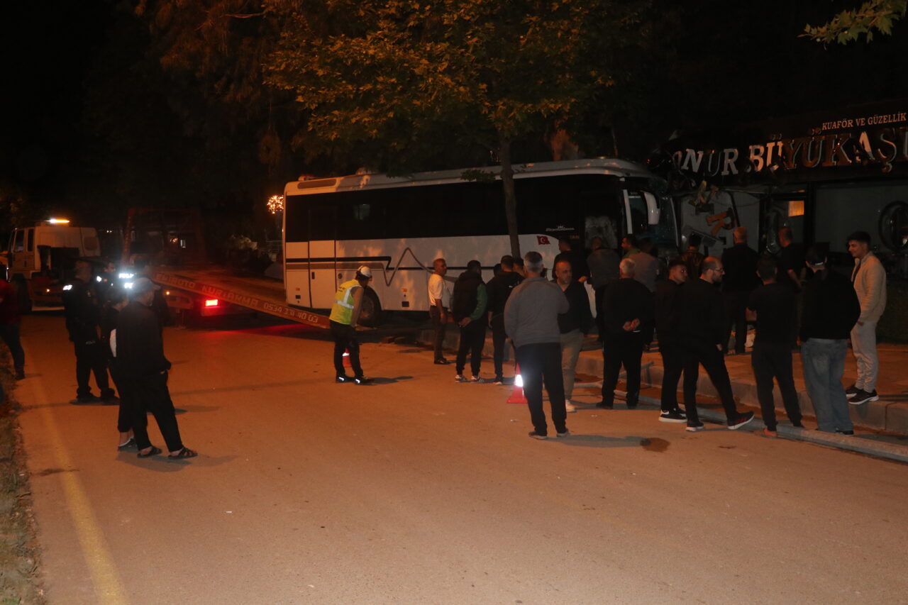 HATAY (AA) – Hatay'ın Defne ilçesinde midibüsün hafif ticari araca