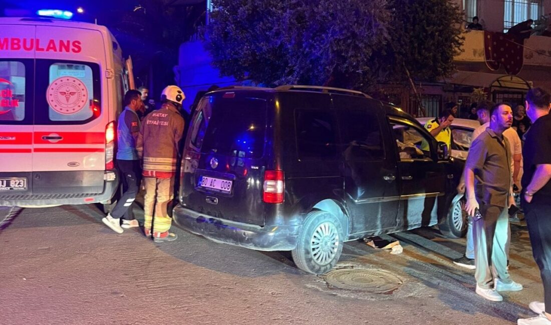 HATAY (AA) – Hatay'ın İskenderun ilçesinde otomobil ile hafif ticari