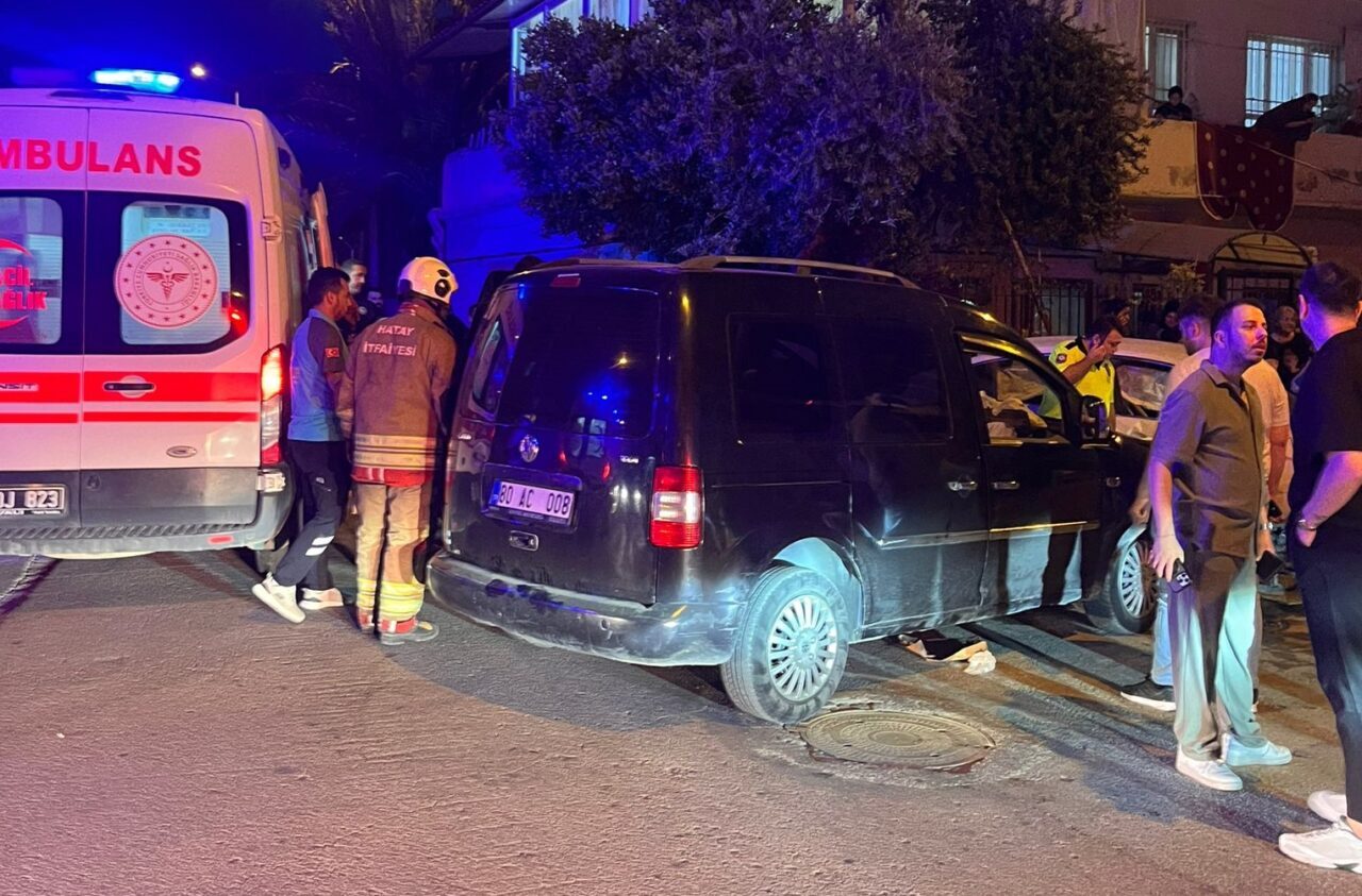 HATAY (AA) – Hatay'ın İskenderun ilçesinde otomobil ile hafif ticari