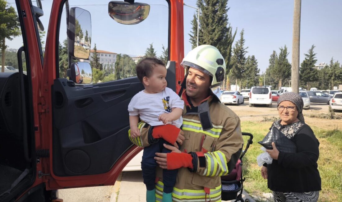HATAY (AA) – Hatay'ın İskenderun ilçesinde kapıları kilitlenen otomobilde mahsur
