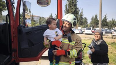 HATAY (AA) – Hatay'ın İskenderun ilçesinde kapıları kilitlenen otomobilde mahsur