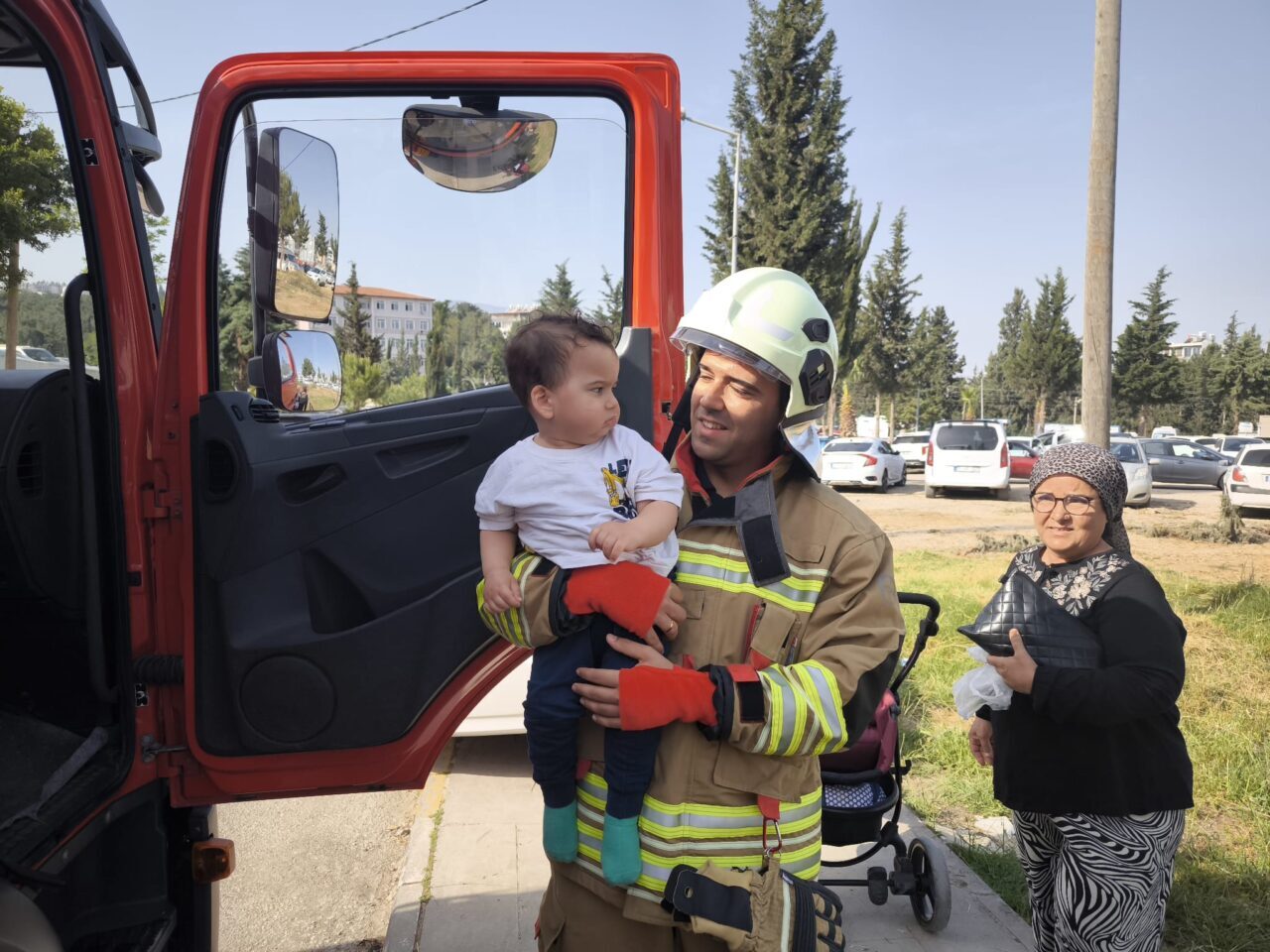 HATAY (AA) – Hatay'ın İskenderun ilçesinde kapıları kilitlenen otomobilde mahsur